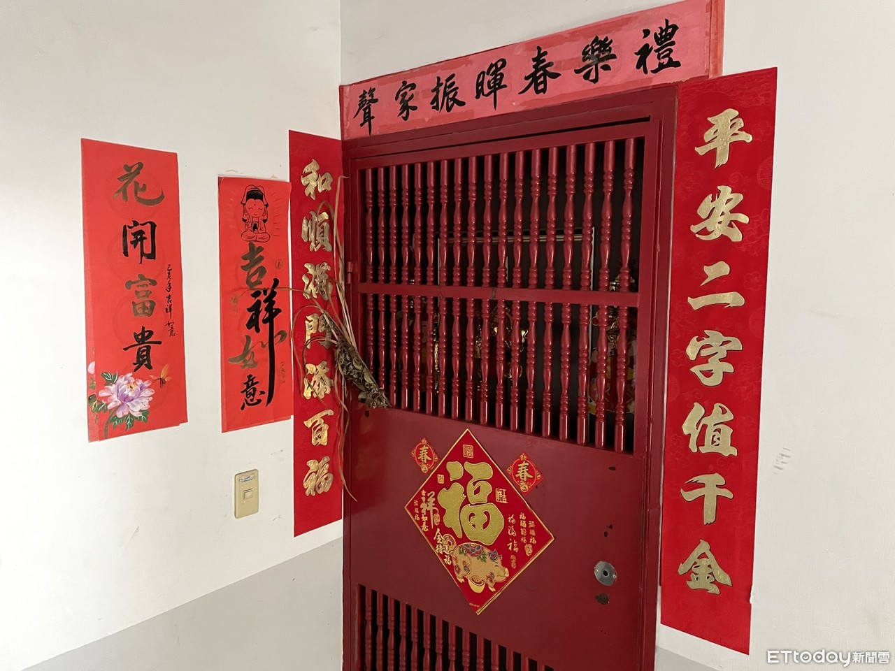 貼春聯
